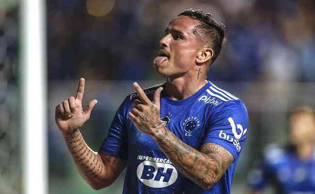 Edu marcou o primeiro gol da goleada do Cruzeiro sobre o Nutico