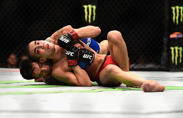 Ray Borg (luvas azuis) venceu Louis Smolka por deciso unnime (30-27, 30-26 e 30-26)