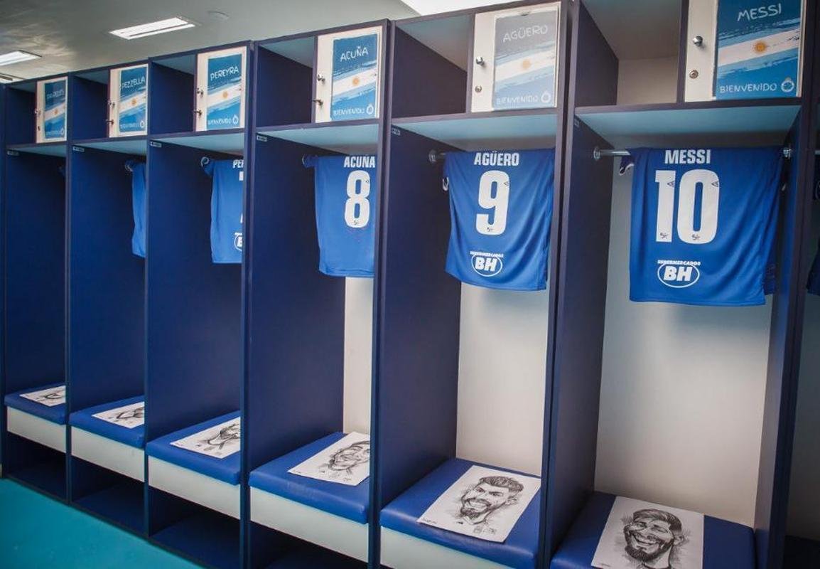 No vestirio, cada jogador ganhou uma camisa do Cruzeiro e uma caricatura do ilustrador Felipe Soares