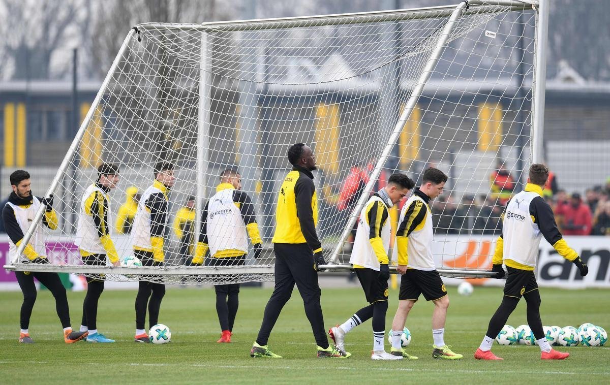 Com sonho de ingressar no futebol profissional, Usain Bolt participa de treino com jogadores do Borussia Dortmund