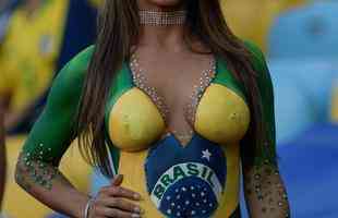 Torcedora do Brasil com corpo pintado chamou ateno no Maracan