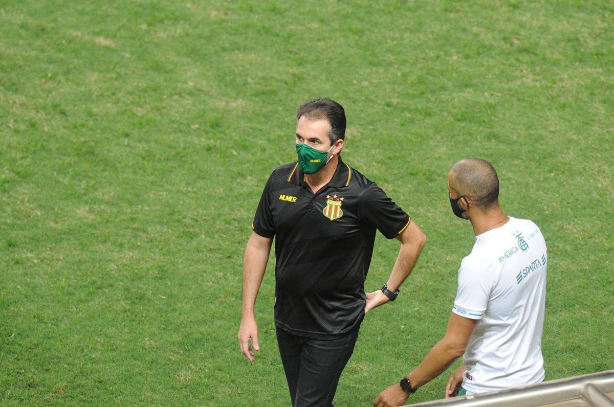 Fotos do jogo entre Amrica e Sampaio Corra, no Independncia, em Belo Horizonte, pela 27 rodada da Srie B do Campeonato Brasileiro