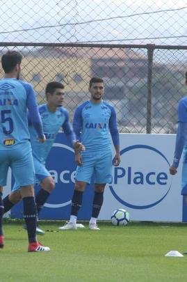 Presidente do Cruzeiro, Wagner Pires de S, acompanhou treino deste sbado, na Toca da Raposa II. Mais uma vez, Arrascaeta treinou normalmente e est cotado para iniciar como titular diante do Atltico-PR, na segunda-feira, no Mineiro, pelas oitavas de final da Copa do Brasil