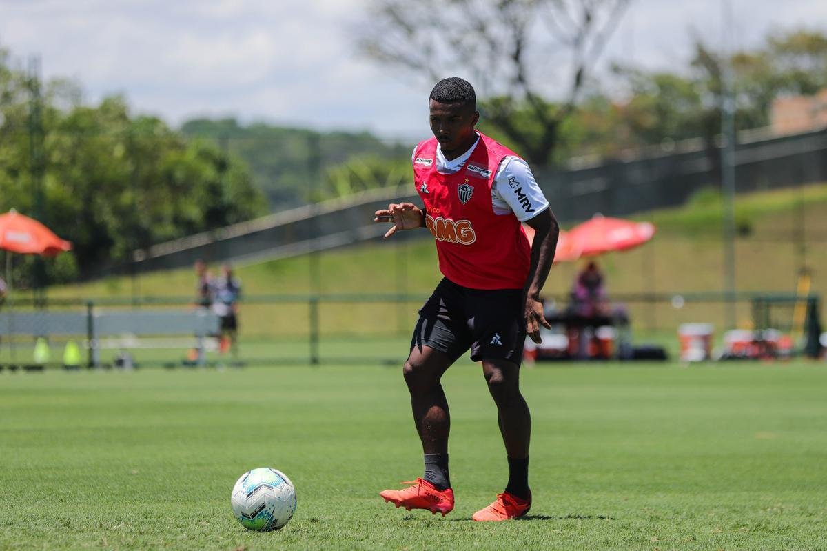 Atlético divulga fotos do novo uniforme de treino