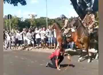 Trombada acidental de um cavalo da PM derrubou um torcedor do Flamengo na Avenida Abrahão Caram, em frente ao Mineirão, enquanto grupo rubro-negro era escoltado