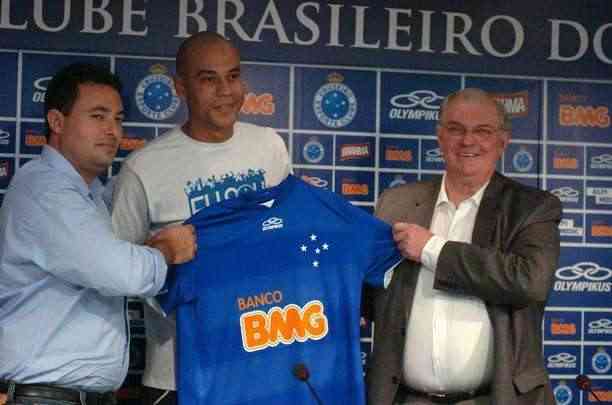 O zagueiro Alex Silva foi uma das primeiras contrataes feitas por Alexandre Mattos no Cruzeiro 