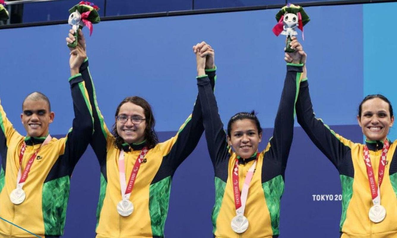 Wendel Belarmino, Douglas Matera, Lucilene da Silva Sousa  e Carol Santiago ganharam prata no revezamento misto 4x100 metros livre classe 49 na natao