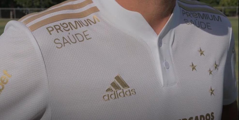 Cruzeiro lançou camisa branca, com detalhes em dourado, nesta quinta-feira (6 de maio)
