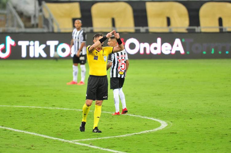 No segundo tempo, Atltico abriu o placar com gol de Hulk, em cobrana de pnalti