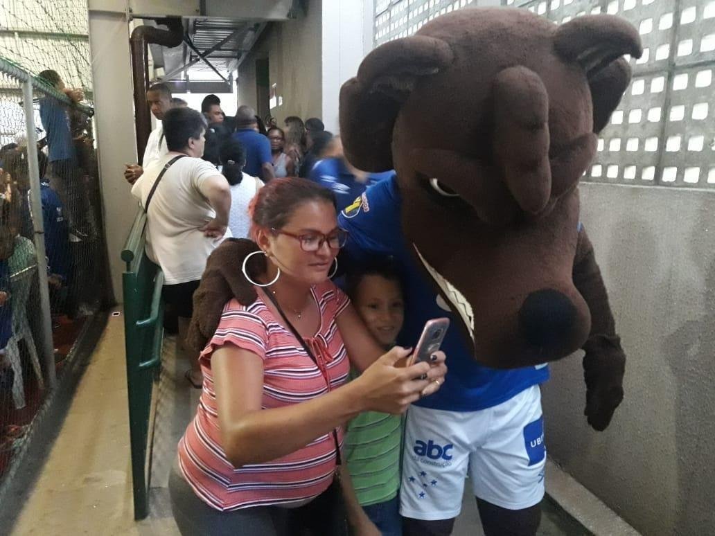 Goleiro Fbio e dirigentes do Cruzeiro prestigiam lanamento de projeto beneficente para crianas do Aglomerado da Serra, em Belo Horizonte (Matheus Muratori/Superesportes)
