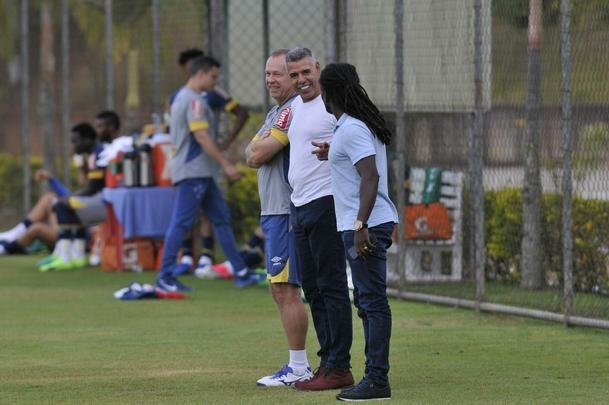Ex-volante de Cruzeiro e Atltico e hoje treinador, Cerezo passar duas semanas na Toca da Raposa II para acompanhar o trabalho de Mano Menezes