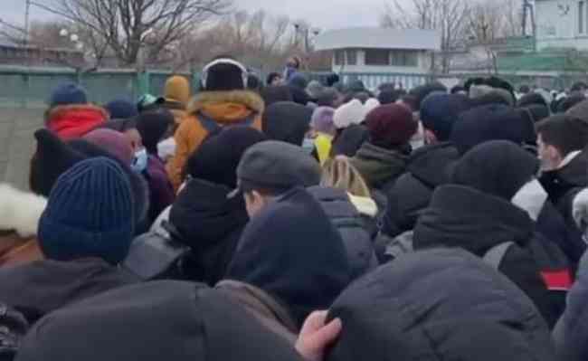 Multido vinda da Ucrnia em fila para entrar na Polnia