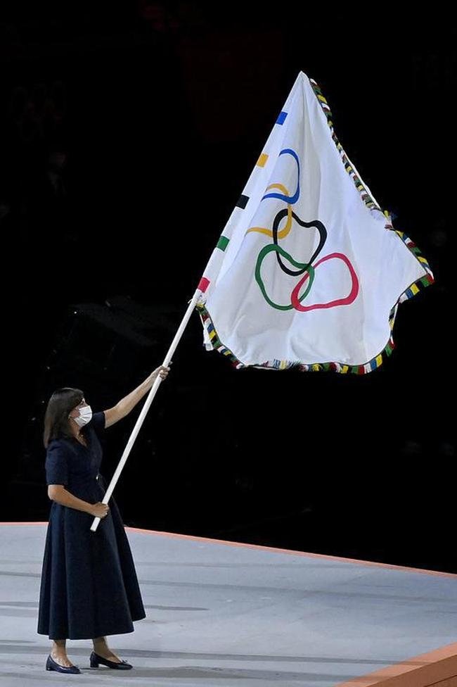 T�quio passa o bast�o a Paris, pr�xima sede dos Jogos Ol�mpicos. Na foto, o presidente do COI, Thomas Bach, e a prefeita da capital francesa, Anne Hidalgo 