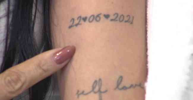 Tatuagem de Fabiana com a data que ela afirma que foi a primeira vez que saiu com Everson