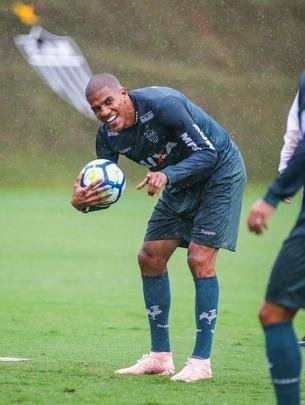 Atltico treinou sob chuva intensa na Cidade do Galo nesta quinta-feira  tarde