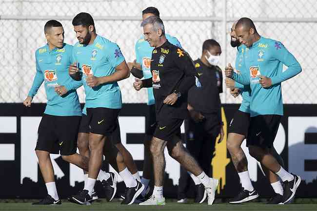 Com Guilherme Arana e Hulk, Seleo comeou treinos para enfrentar o Chile