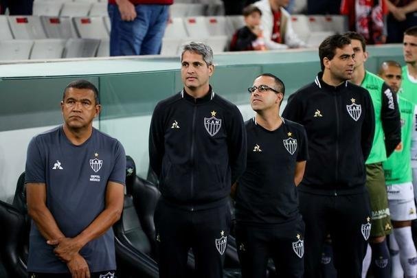 Galo perdeu muitas chances e acabou derrotado pelo xar paranaense