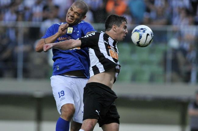 Leandro Donizete, ex-volante do Atltico, acredita que o Galo vencer facilmente o Cruzeiro por 3 a 0. ''Este placar  pelo momento e o elenco que tem o Atltico. O Cruzeiro est tentando montar o time novamente''. O ex-jogador defendeu o time atleticano entre 2012 e 2016, fez 231 jogos e marcou quatro gols. 