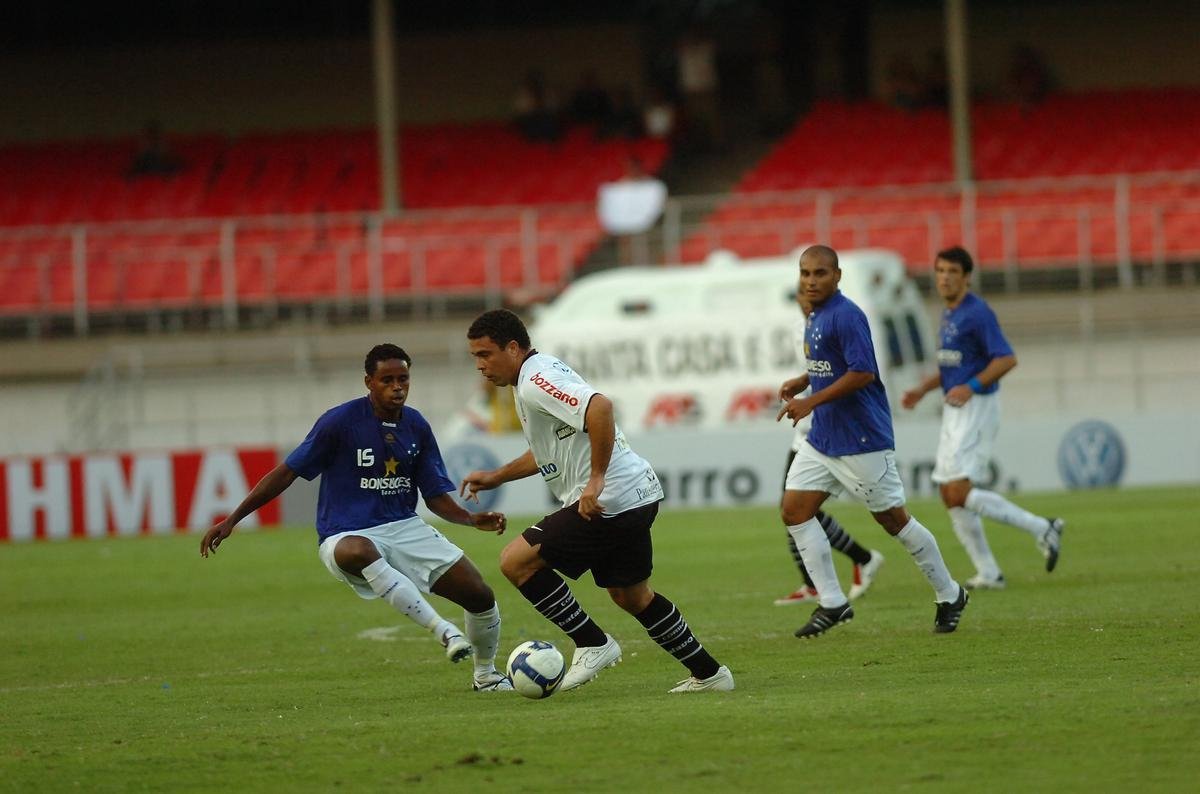 19/07/2009 - Ronaldo coloca os ps na Calada da Fama, do Mineiro, antes do jogo entre Corinthians e Cruzeiro. Ele  homenageado na mesma ocasio pelo ento presidente cruzeirense Zez Perrella