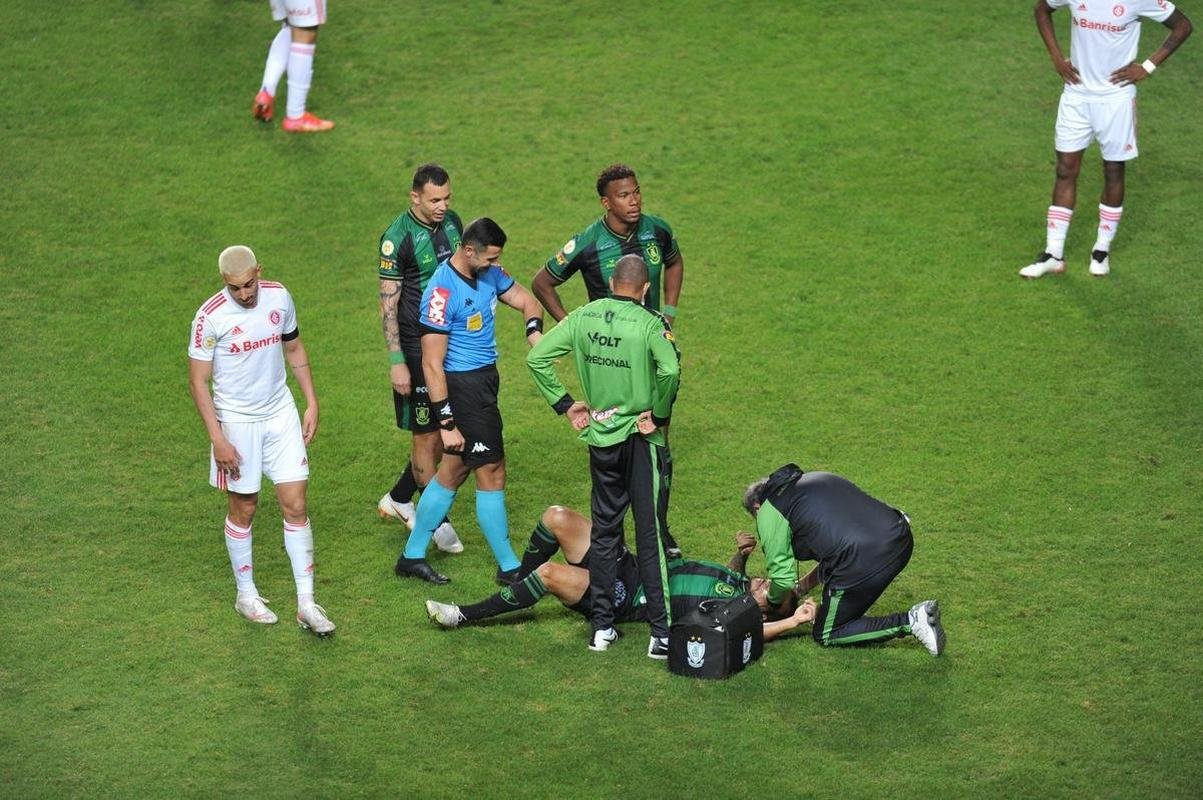 Ribamar chegou a marcar o segundo gol do Amrica no jogo, mas ele foi invalidado devido a um toque na mo de Alan Ruschel antes do cruzamento para o atacante.