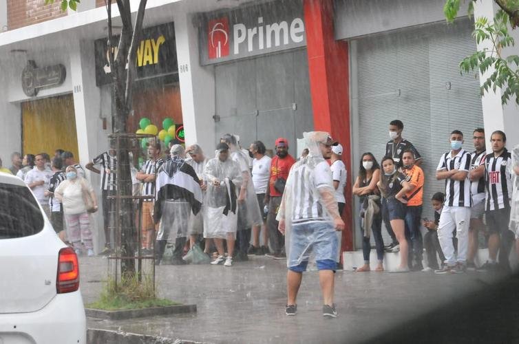 Torcedores do Atlético no entorno do Mineirão antes do jogo contra o Corinthians. Tarde/noite de chuva, trânsito ruim e filas longas no Gigante da Pampulha