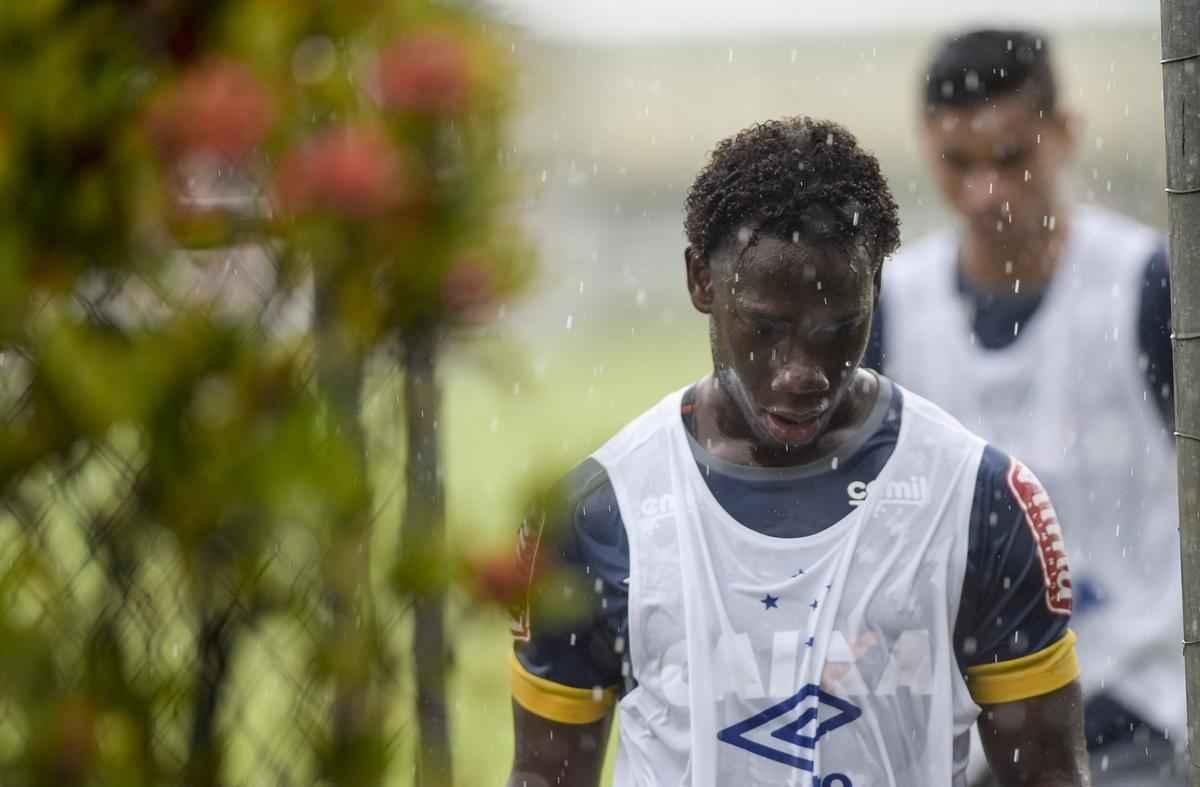 Elenco do Cruzeiro precisou deixar o campo da Toca da Raposa II aps tempestade em BH
