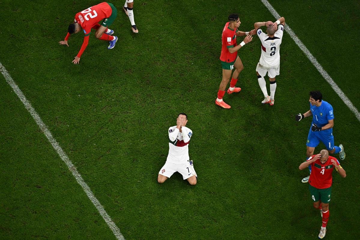 Cristiano Ronaldo chorou muito ao deixar o gramado aps a eliminao de Portugal diante de Marrocos