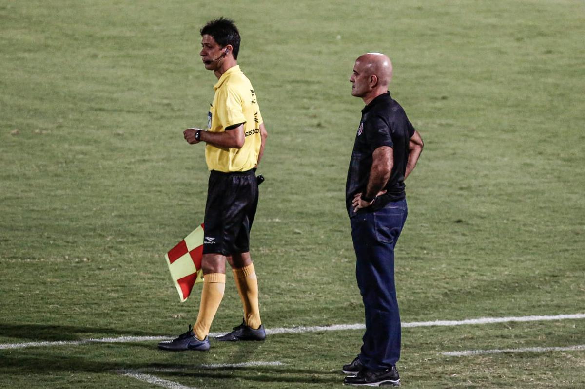 Primeiro tempo de jogo foi pegado, com chances para as duas equipes. O Salgueiro começou se lançando mais para o ataque, mas foram do Santa Cruz as melhores oportunidades. O time coral até balançou as redes, mas a arbitragem assinalou impedimento.