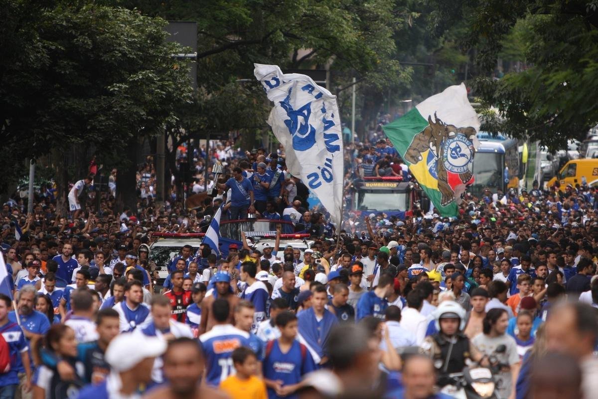 Depois de vencer o Vitria por 3 a 1 no Barrado, em Salvador, na noite de 13 de novembro de 2013, e confirmar o tricampeonato brasileiro, o Cruzeiro desembarcou em Confins numa quinta-feira e foi recebido por milhares de pessoas nas ruas de Belo Horizonte. O elenco desfilou em carro pela Avenida Antnio Carlos, pela Avenida Afonso Pena, no Centro, e foi em direo  sede do Barro Preto. Esta, sem dvida, foi a festa que envolveu o maior nmero de pessoas na capital mineira.