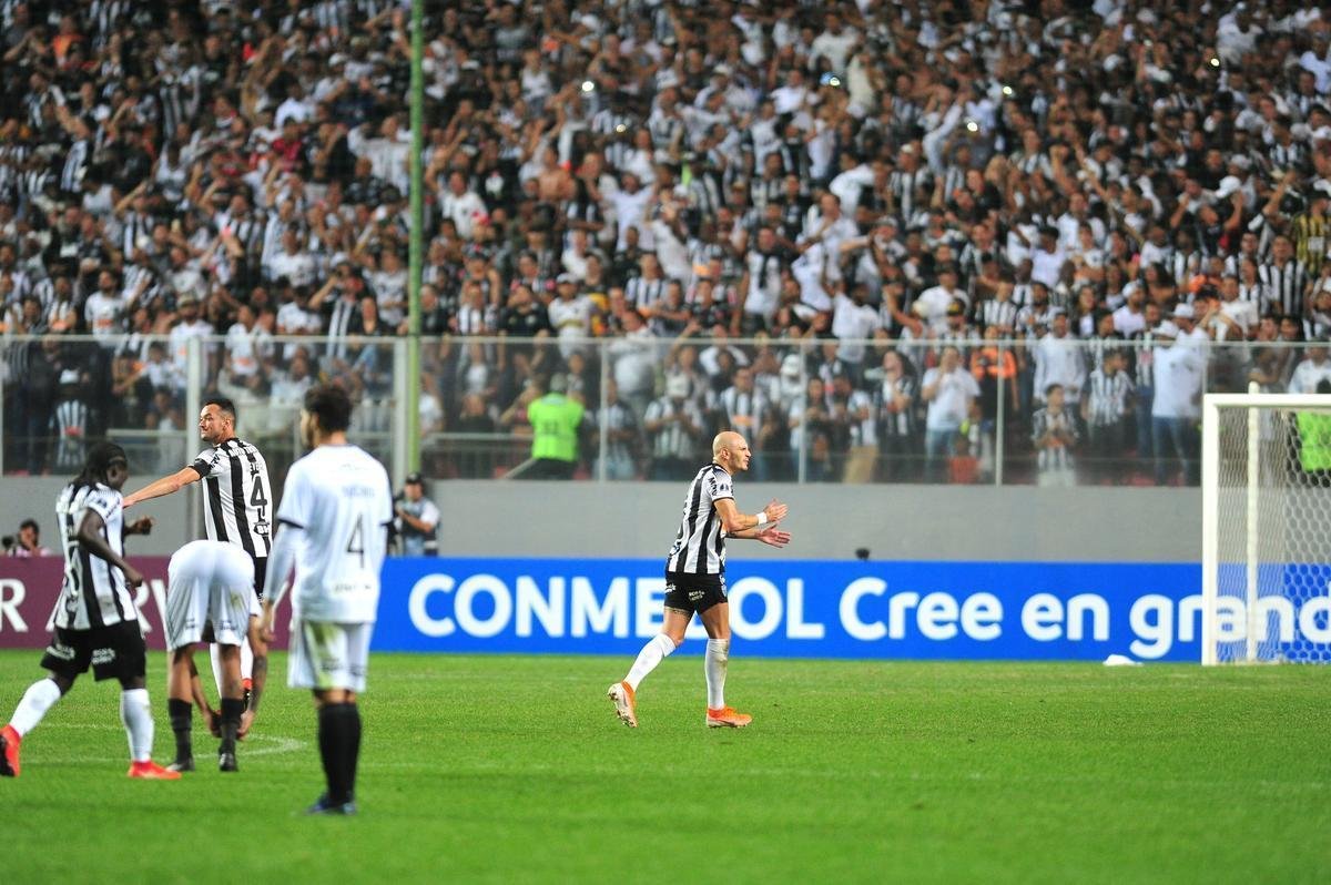 Galo deslanchou no segundo tempo com gols de Fbio Santos, de pnalti, e Vinicius