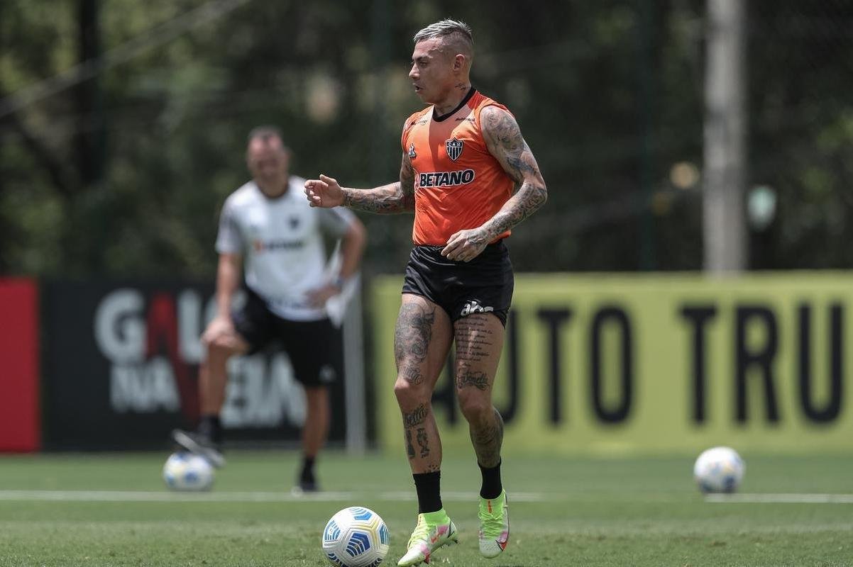 Aps a vitria por 2 a 1 sobre o Cuiab, neste domingo (24), pelo Campeonato Brasileiro, o elenco do Atltico se reapresentou e treinou na tarde desta segunda-feira (25), na Cidade do Galo, em Vespasiano. As atividades visaram o duelo de volta da semifinal da Copa do Brasil, contra o Fortaleza, que ocorrer na quarta-feira (27). Por ter vencido o jogo de ida por 4 a 0, no Mineiro, o Galo tem vaga encaminhada na deciso do principal torneio mata-mata do pas.