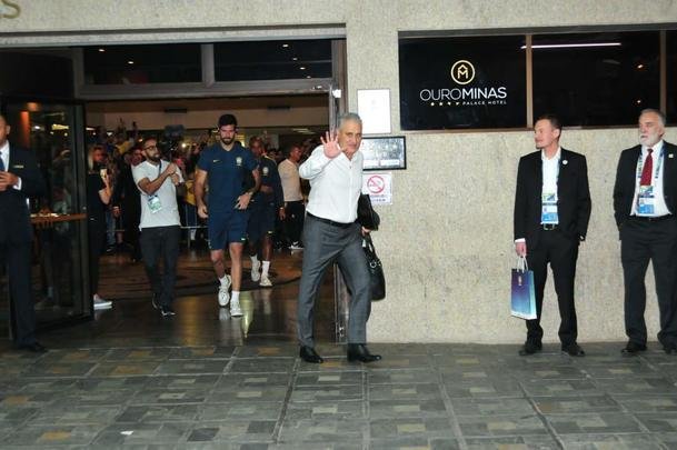 Jogadores da Seleo Brasileira deixaram o hotel rumo ao Mineiro e receberam apoio caloroso da torcida mineira para encarar a Argentina pela semifinal da Copa Amrica
