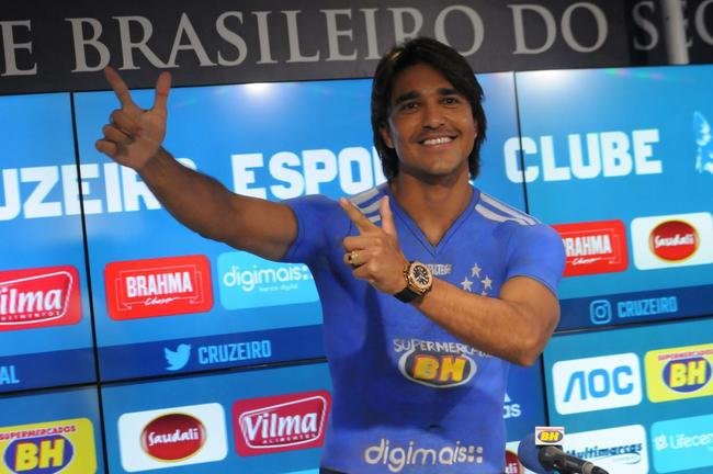 Fotos da apresenta��o do atacante Marcelo Moreno como novo refor�o do Cruzeiro para 2020. Duante entrevista, jogador foi acompanhado pela esposa Marilisy Antonelli e pela filha, Maria Clara
