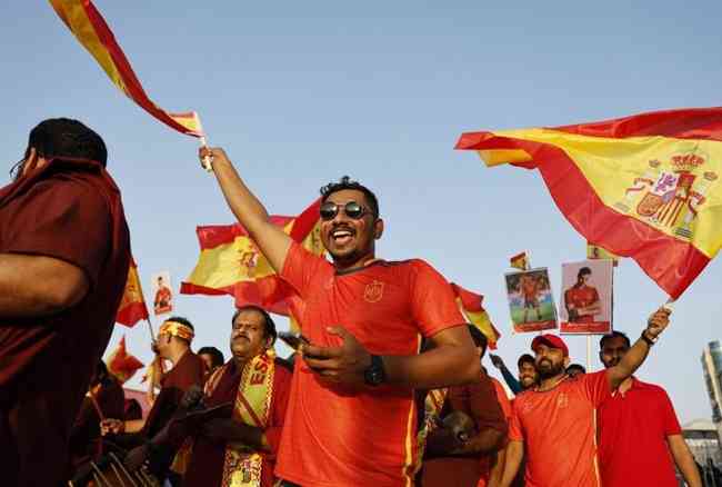 Os supostos torcedores da Espanha chamaram a ateno da imprensa e espanhis