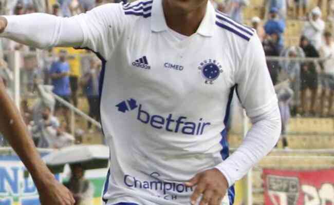 Enquanto no divulga nova camisa branca, Cruzeiro usa o uniforme de 2022