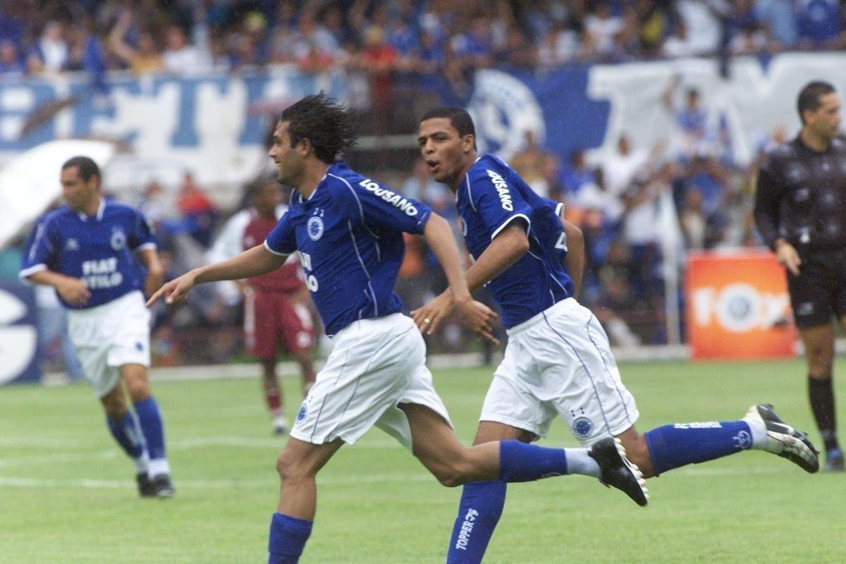 Com o ttulo brasileiro confirmado, o Cruzeiro fez no dia 7 de dezembro de 2003 o jogo da taa e das faixas contra o Fluminense, no Mineiro. Com show de Alex, autor de dois gols, o time celeste goleou os cariocas por 5 a 2 e promoveu nova festa da torcida azul em Belo Horizonte. Jogadores finalmente ergueram a taa oficial do Campeonato Brasileiro, cedida pela CBF, e deram a volta olmpica. Os campees brasileiros de 1966 tambm participaram das comemoraes no Gigante da Pampulha.