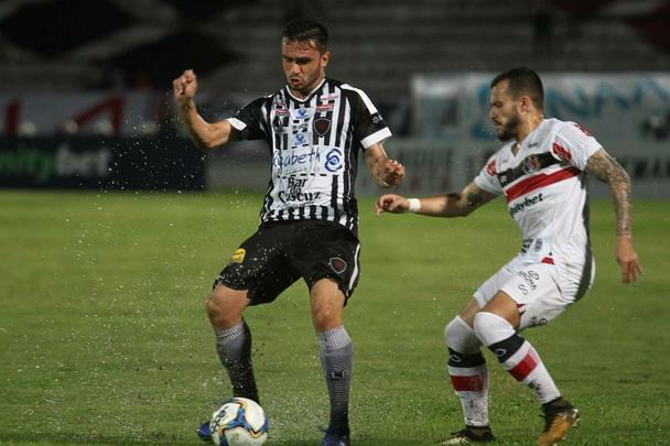 Santa Cruz e Botafogo-PB se enfrentaram pela 12ª rodada da Série C do Campeonato Brasileiro para se manterem na briga pelo G4