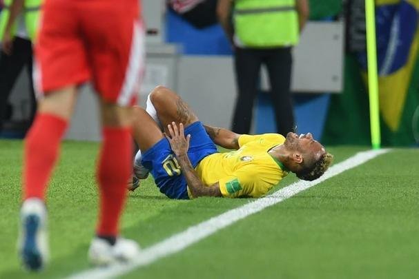 Poucas quedas, assistência e 'ousadia': a atuação de Neymar contra a Sérvia