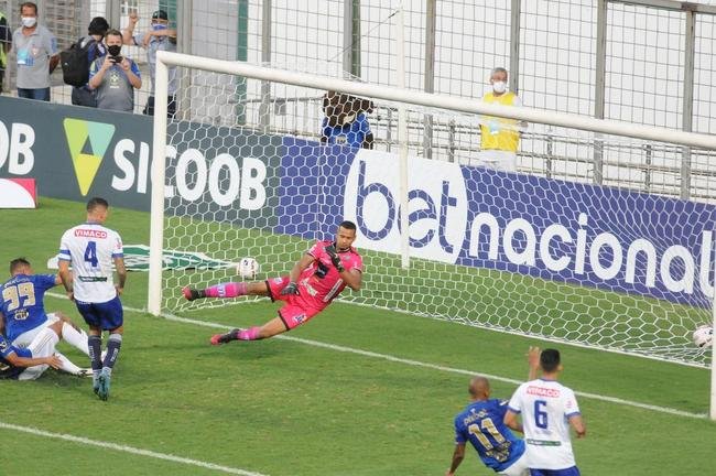 Cruzeiro goleou URT por 3 a 0 no Independncia com gols de Thiago, Machado e Edu em sua estreia no Mineiro. Ronaldo, dono da SAF, assistiu  partida no Horto. Duelo marcou estreia do tcnico uruguaio Paulo Pezzolano