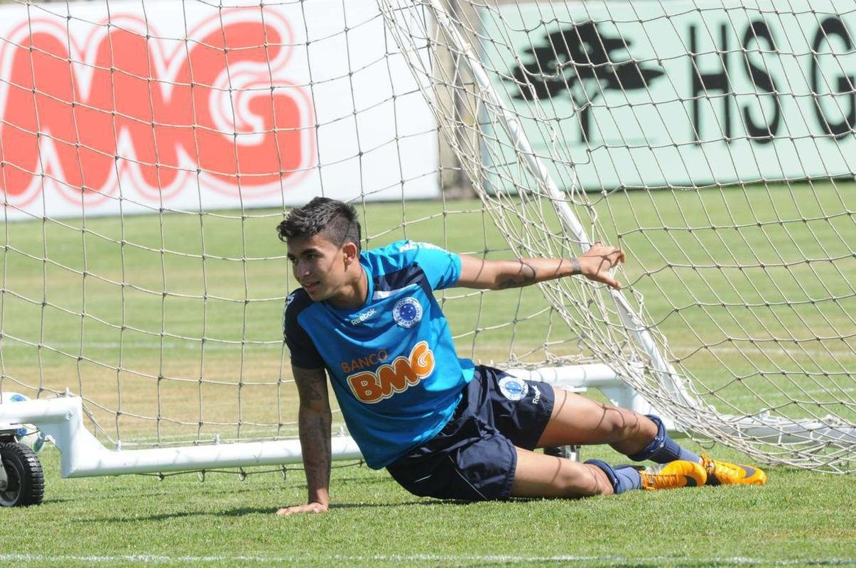 Atacante Dudu esteve nas categorias de base do Cruzeiro de 2005 at 2009, quando recebeu oportunidade entre os profissionais. Posteriormente, em 2010, foi emprestado ao Coritiba. Retornou  Raposa em 2011 e foi vendido ao Dnamo de Kiev meses depois.