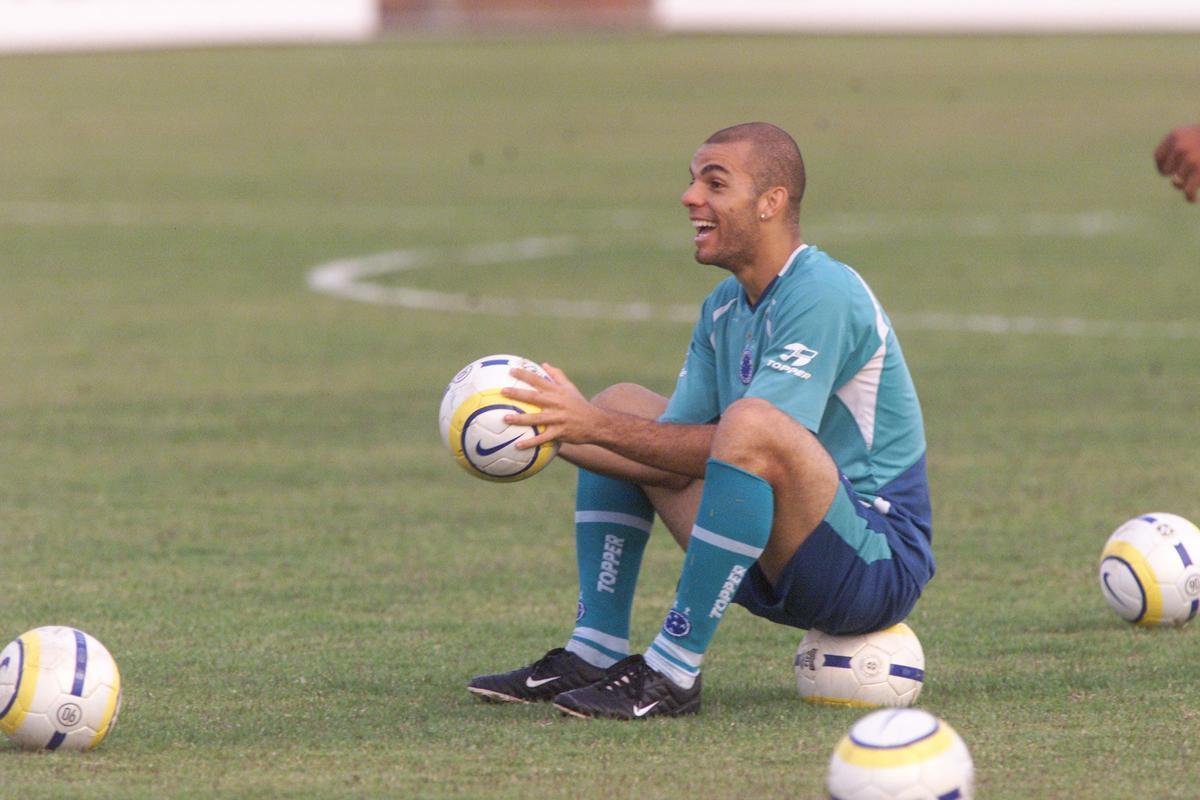 Gladstone (URT) - o experiente zagueiro, de 33 anos, foi revelado na base do Cruzeiro. Fez parte do elenco que conquistou a Trplice Coroa (Campeonato Mineiro, Copa do Brasil e Campeonato Brasileiro) em 2003. Passou por clubes grandes da Europa, como Juventus, da Itlia, e Sporting, de Portugal. Sem sucesso, rodou por equipes do interior do Brasil. Hoje, est na URT.