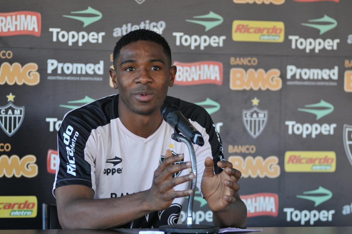 Jairo Campos - O equatoriano foi contratado pelo Atltico em 2010. O defensor comeou como titular, mas no conseguiu ter uma sequncia de bons jogos e perdeu espao no clube. Em 2011, foi emprestado ao Barcelona-EQU e acabou rescindindo o contrato com o Galo. Foram 44 partidas e um gol marcado, justamente em um clssico contra o Cruzeiro.