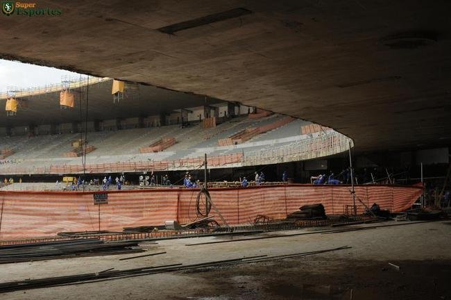 04/06/2012 - Tubos que sustentaro a nova cobertura, em formato de membrana, chegam ao estdio e comeam a ser instalados. 