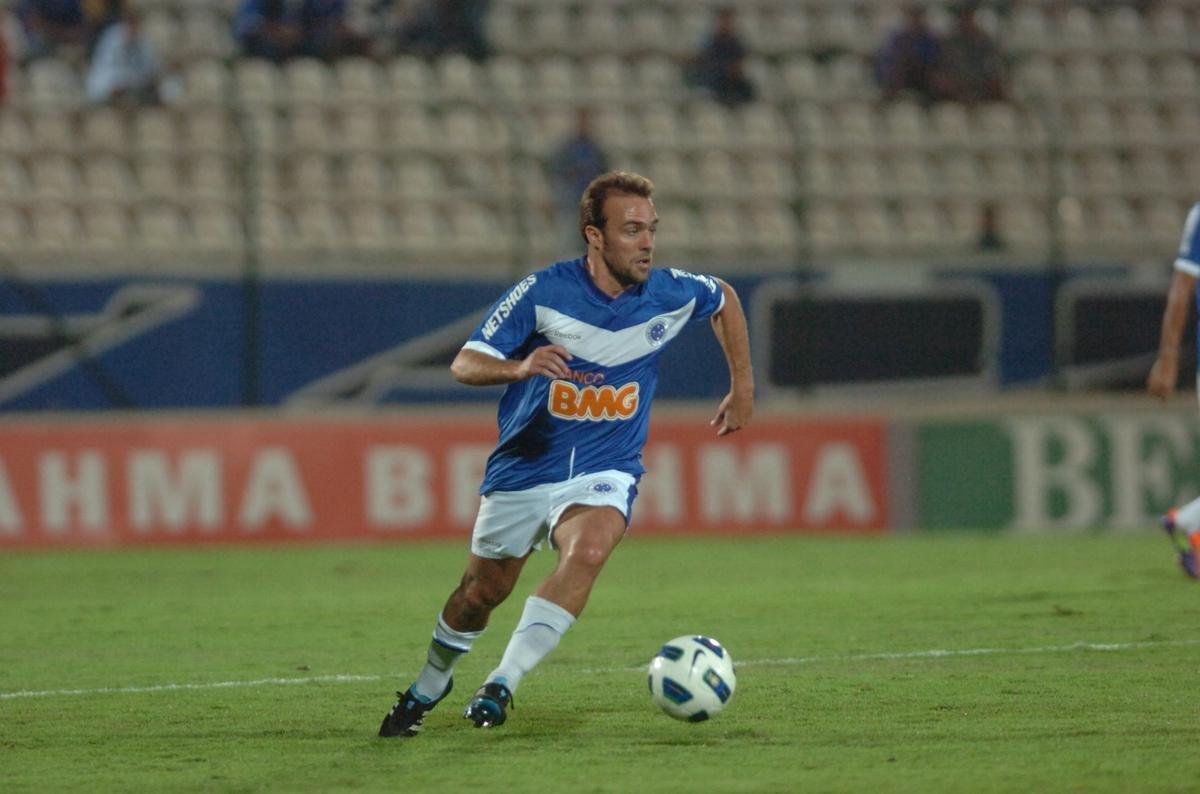 Jogador de alto nvel tcnico, Roger foi um dos grandes meias a vestir a camisa do Cruzeiro. Ele disputou 99 partidas com a camisa azul e marcou 12 gols. Sua estreia foi contra o Atltico, na vitria por 3 a 1, no Mineiro. Pelo clube celeste, o jogador conquistou o ttulo mineiro de 2011 e se destacou no clssico histrico contra o Galo, vencido por 6 a 1, na ltima rodada do Brasileiro do ano passado.

