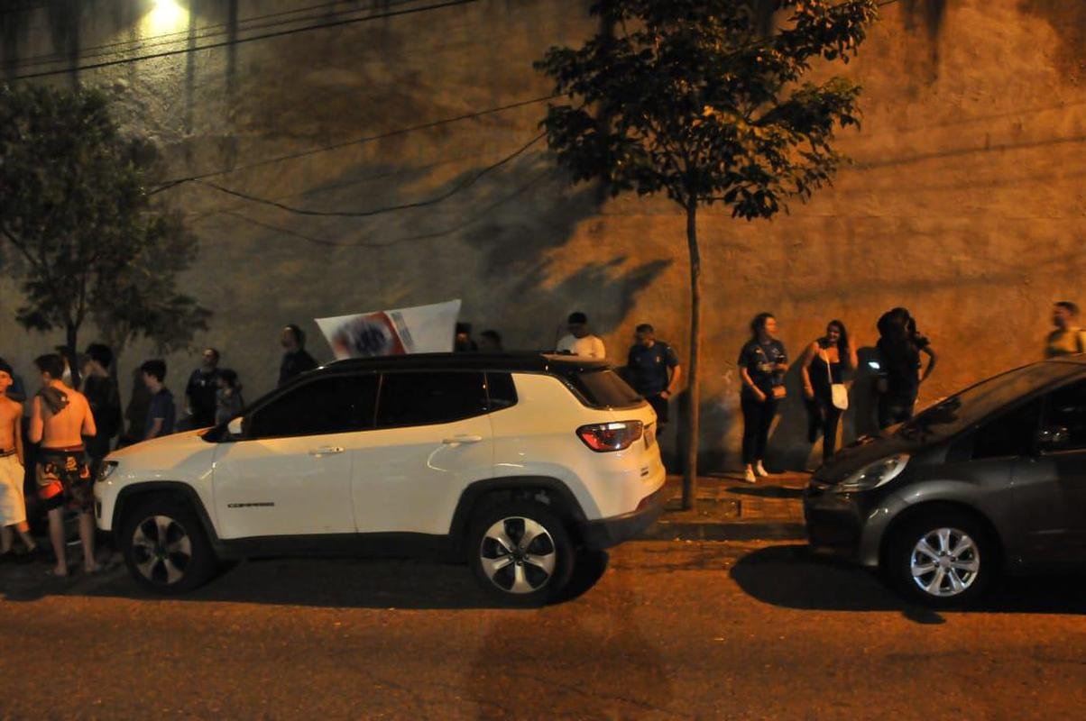 Protesto diante da residncia do presidente do Cruzeiro, Wagner Pires de S. Torcedores querem a renncia imediata do dirigente para que Conselho Gestor assuma o comando