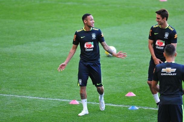 Seleo Brasileira fez, nesta tera  tarde, o seu primeiro treino no Mineiro, em Belo Horizonte, onde enfrentar a Argentina, na quinta, pelas Eliminatrias da Copa. O craque Neymar, do Barcelona, juntou-se ao grupo e trabalhou normalmente no gramado.
