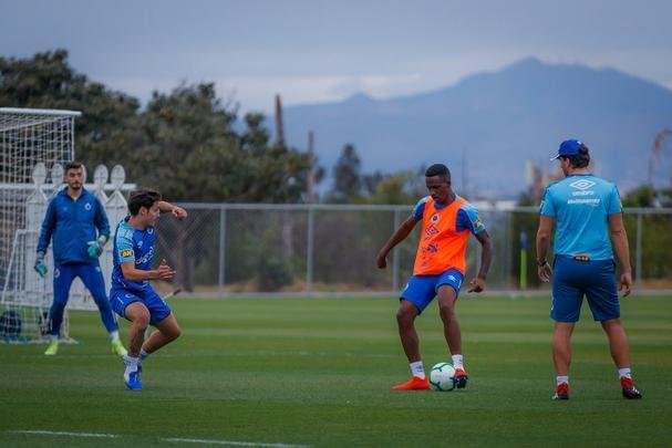 Treino do Cruzeiro nesta segunda-feira, na Toca da Raposa II. Time de Rogrio Ceni enfrenta o Cear na quarta-feira, s 19h30, no Castelo, em Fortaleza, pela 21 rodada do Campeonato Brasileiro