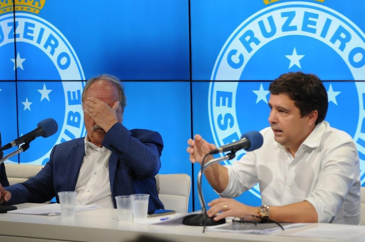 9- Ex-dirigentes indiciados por crimes (agosto): depois de vrios meses de investigao, a Polcia Civil de Minas Gerais indiciou trs ex-dirigentes do Cruzeiro e quatro empresrios pelos crimes de apropriao indbita, falsidade ideolgica, associao criminosa e lavagem de dinheiro. Embora a corporao no tenha citado nomes, tratam-se do ex-presidente Wagner Pires de S, do ex-vice de futebol Itair Machado e do ex-diretor-geral, Srgio Nonato. Em operaes consideradas ilcitas, o grupo teria causado um rombo de R$ 10 milhes nas contas do clube.