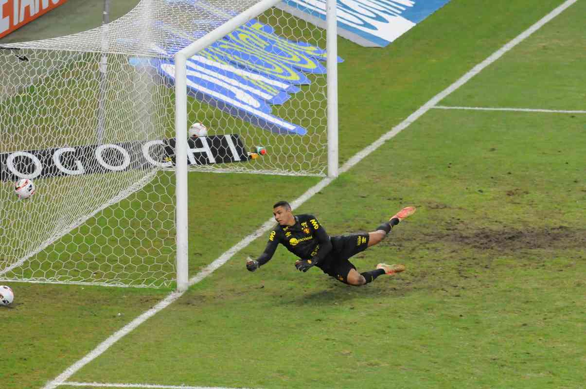 Fotos do segundo gol do Cruzeiro sobre o Sport, no Mineirão, marcado por Daniel Júnior: 2 a 1