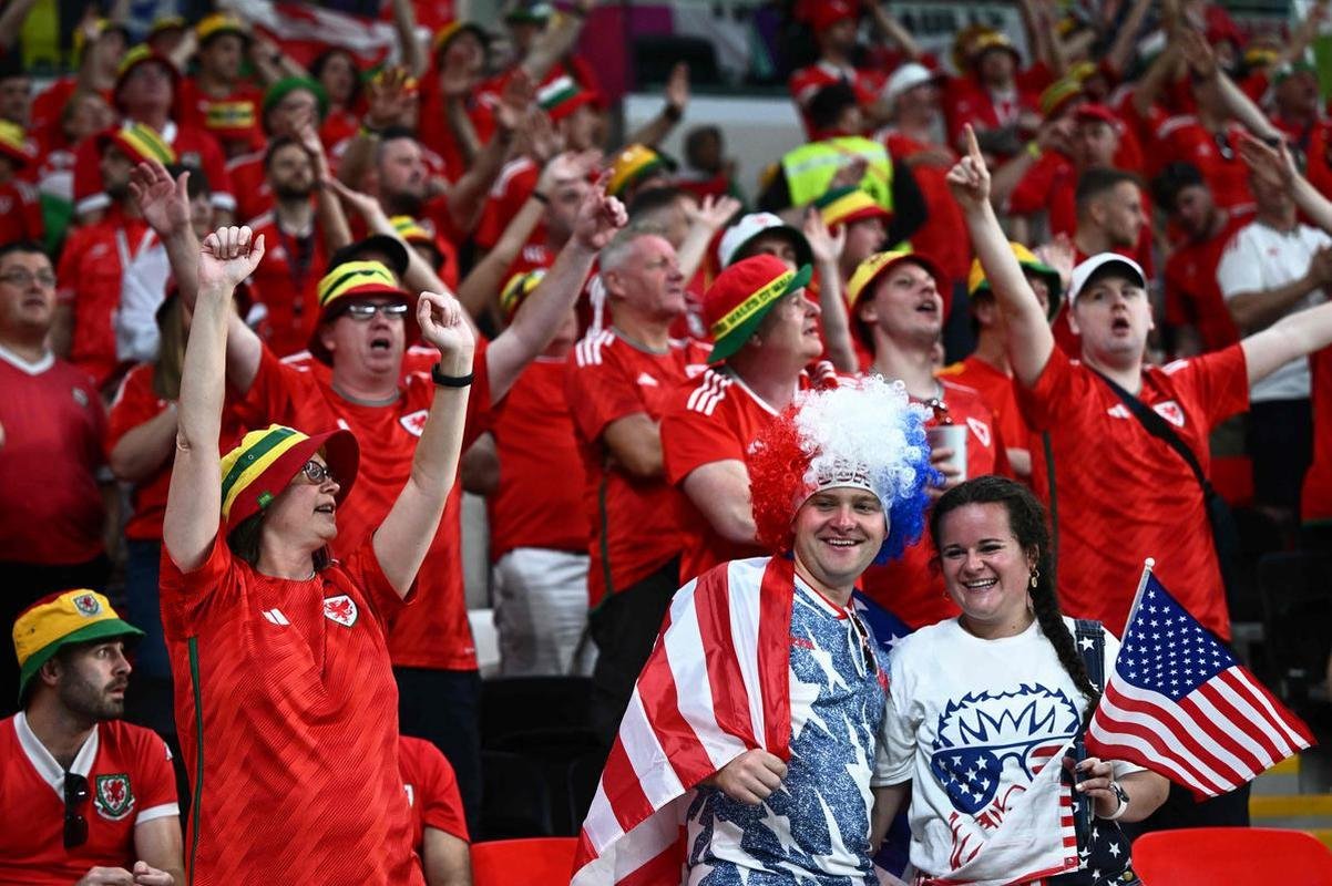 Fotos dos torcedores de Estados Unidos e Pas de Gales durante jogo pelo Grupo B da Copa do Mundo